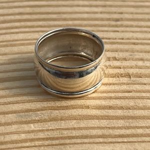 Sterling Silver banded ring size 7